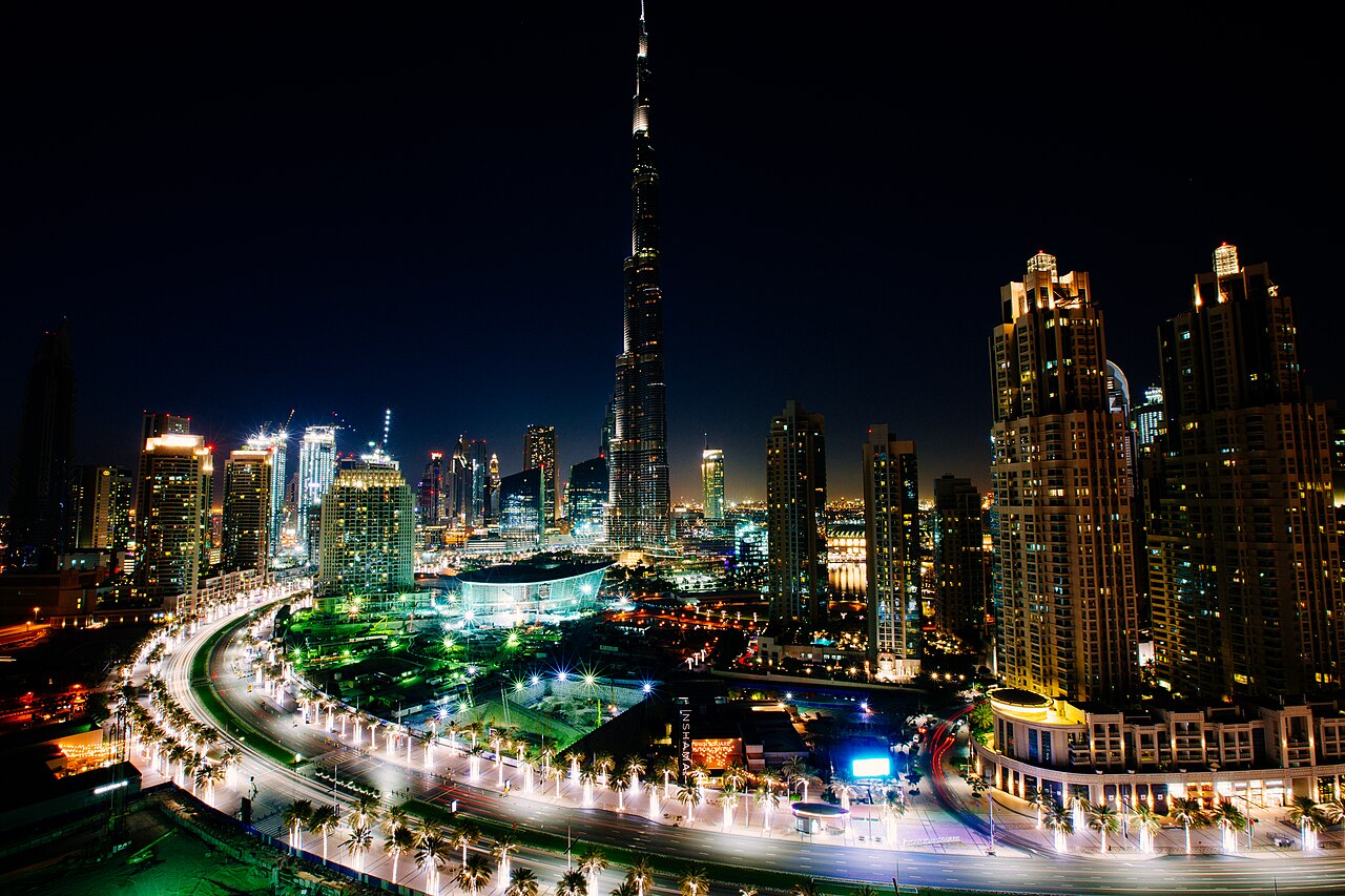 Burj Khalifa iluminado à noite, em Dubai